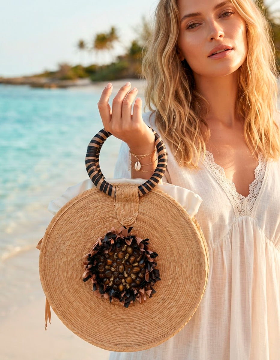 Bolso artesanal circular de palma tejida con medallón de ojo de tigre y asa a rayas Ultramar