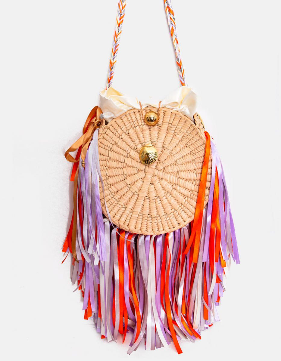 Bolso bandolera circular de palma tejida con flecos de listón multicolor y concha dorada Ultramar