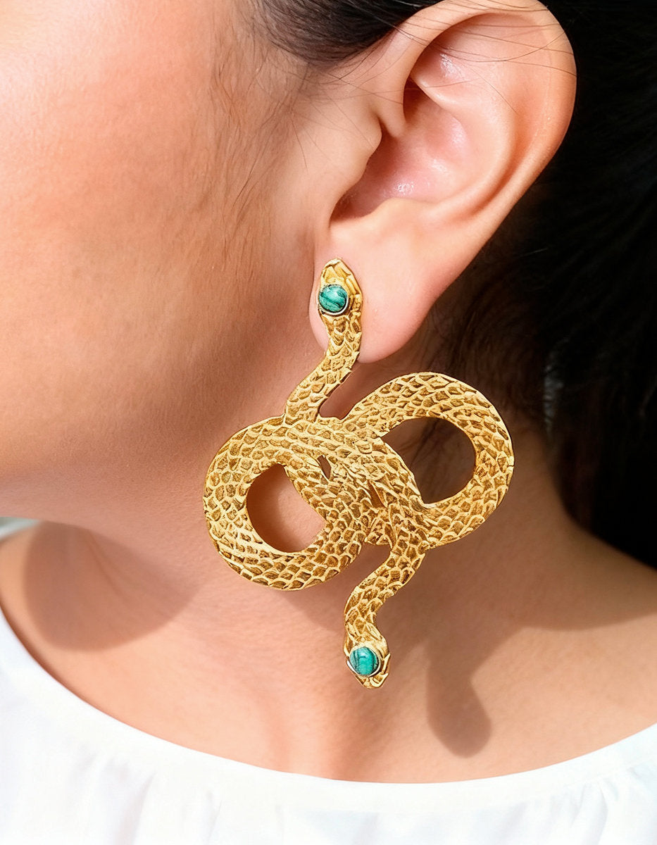 Aretes con forma de serpiente martelinada Poison