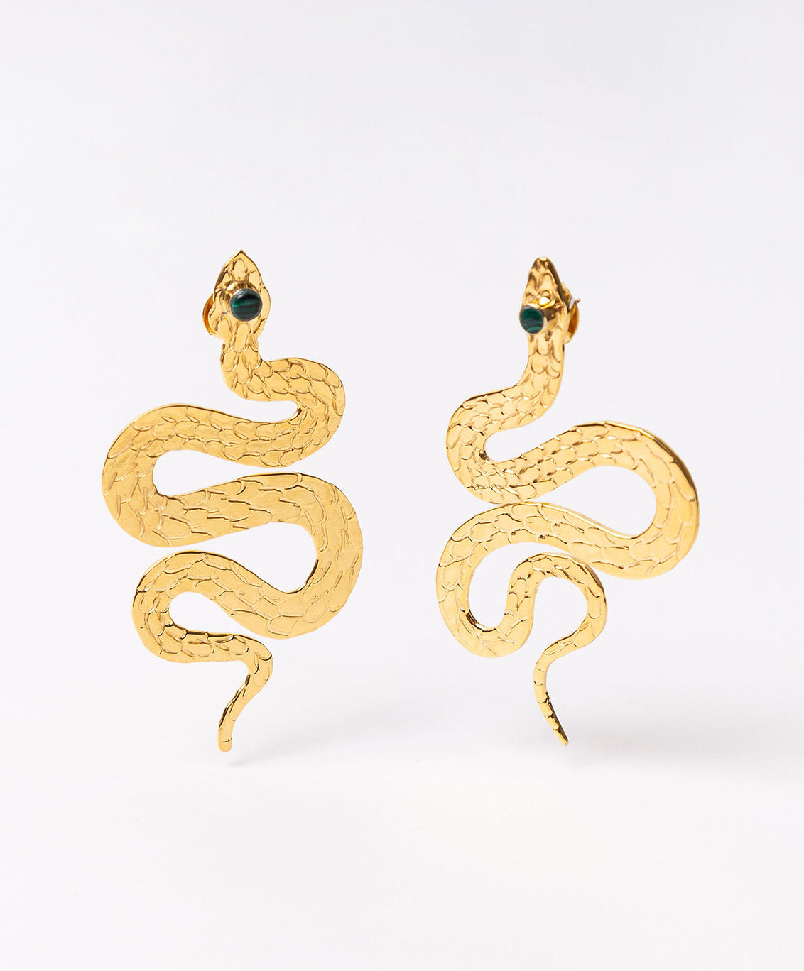 Aretes con forma de serpiente martelinada Poison
