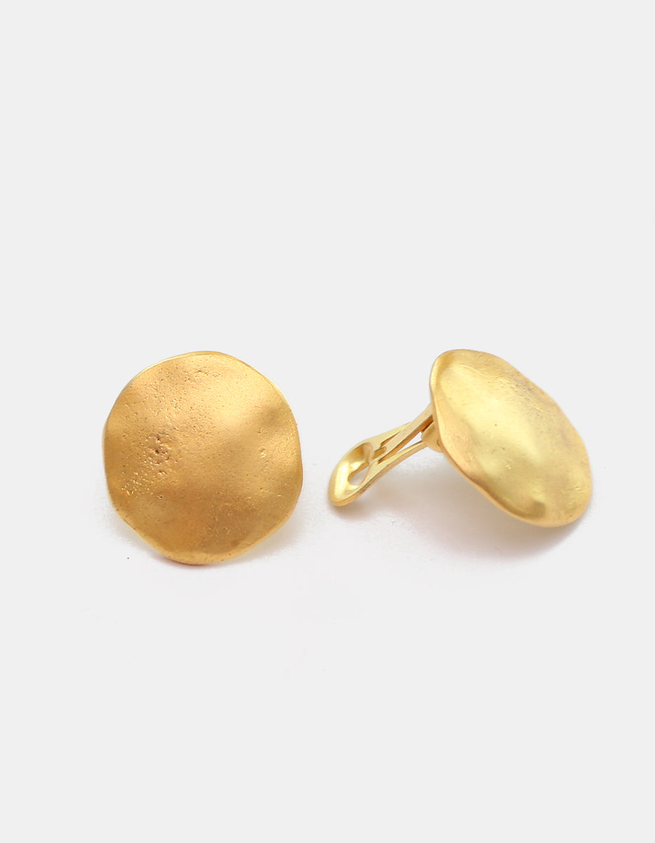Aretes de disco circular orgánico en bronce con baño de oro de 22kt Golden Chic