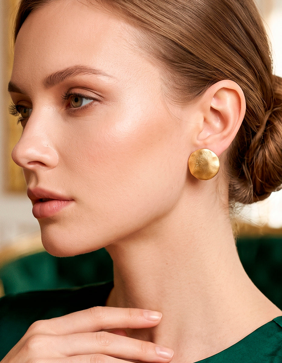 Aretes de disco circular orgánico en bronce con baño de oro de 22kt Golden Chic