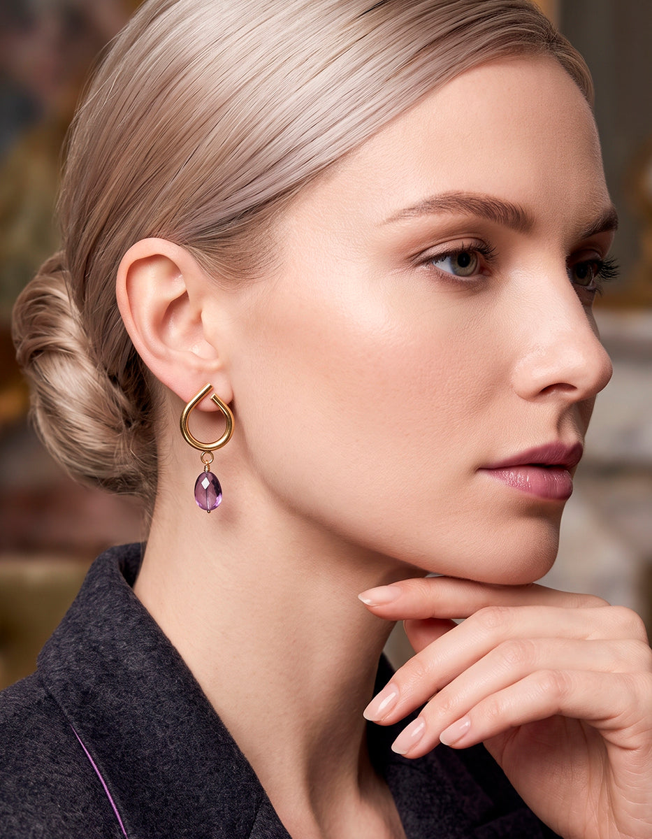 Aretes de lágrima abierta en Gold-Filled de 22kt con dije de cristal tono violeta