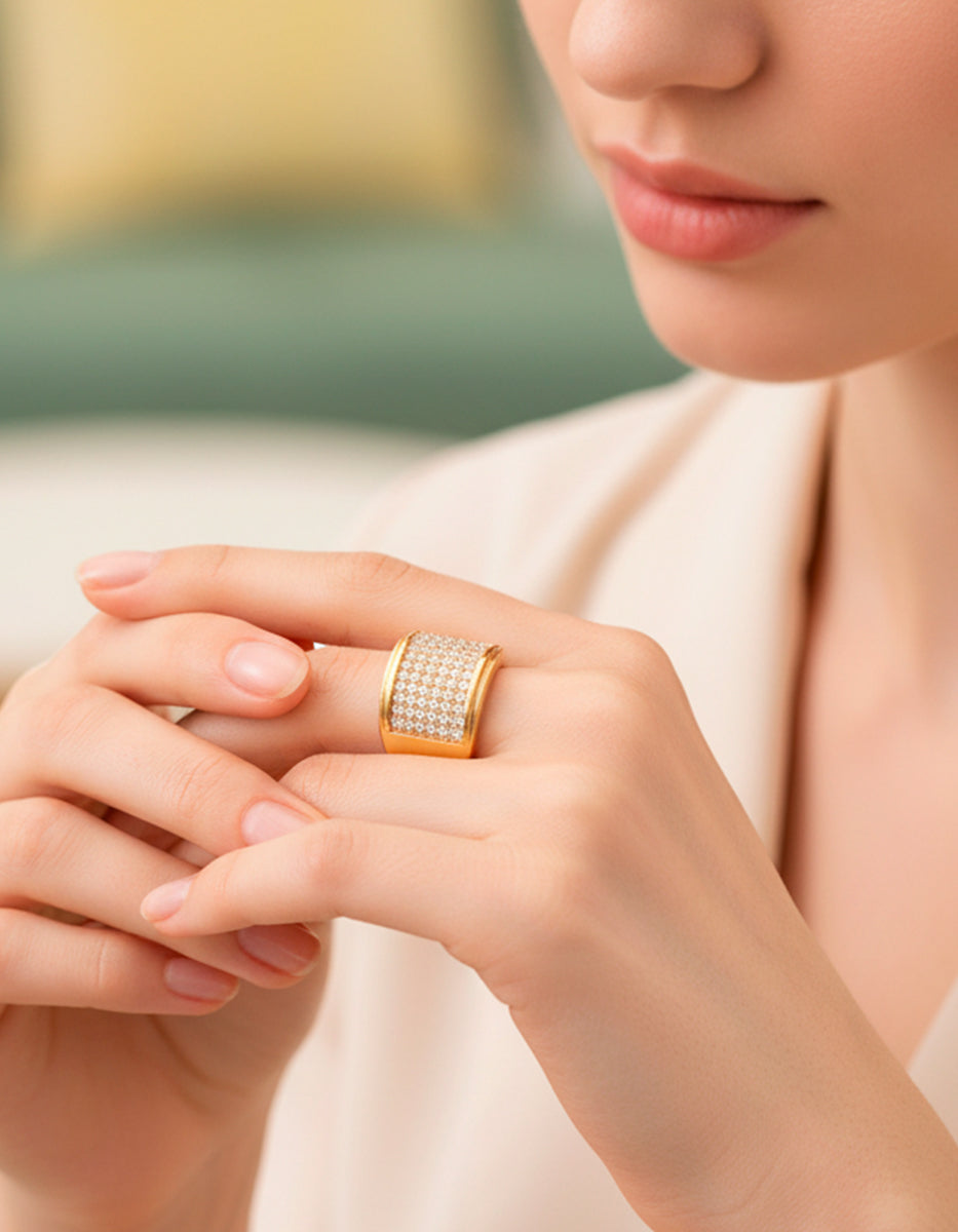 Anillo de Acero Inoxidable con Baño Oro 22K y Espinolitas Blancas Talla 8