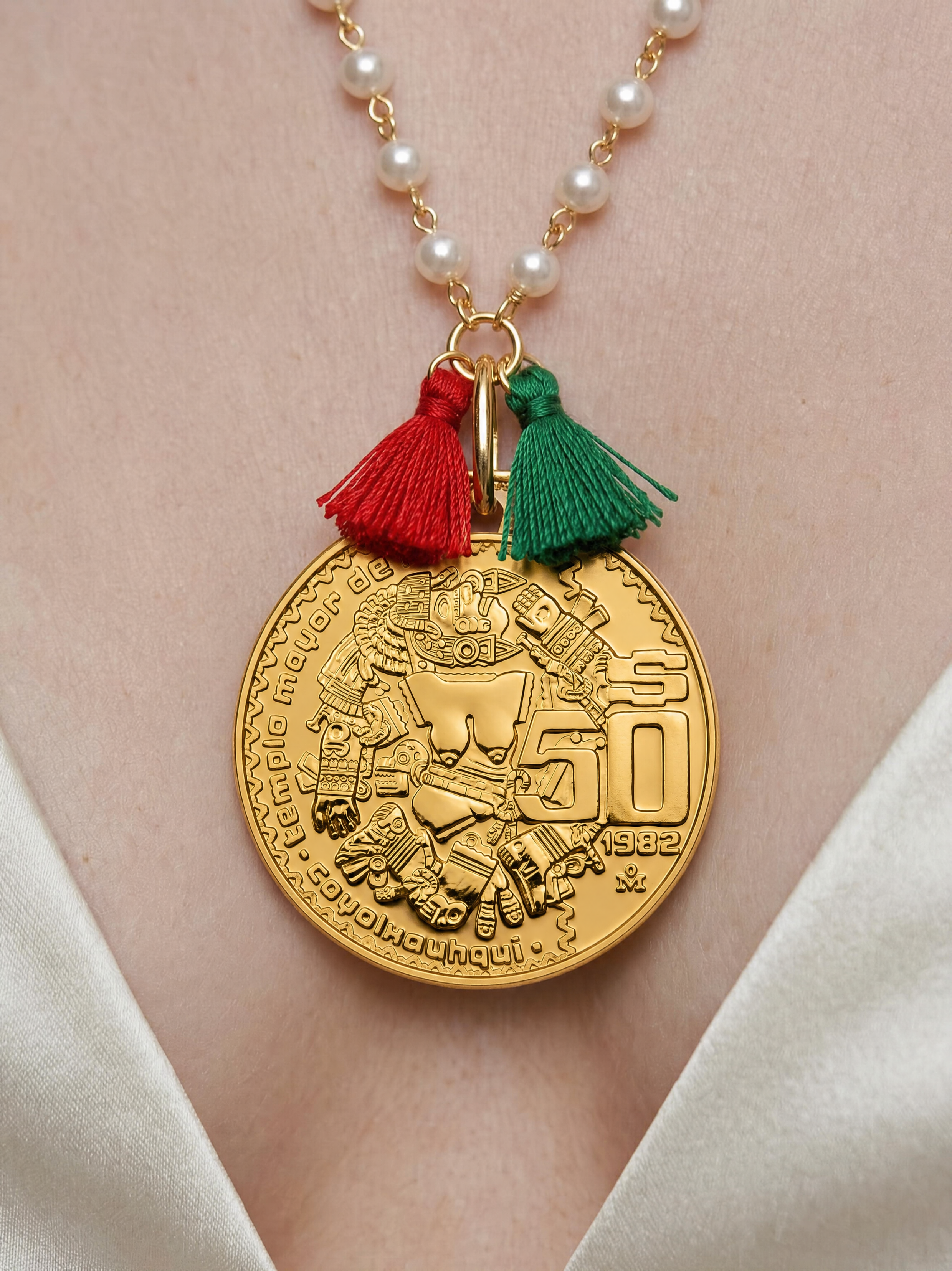 Collar con Cadena de Perlas, Dije de Moneda de 50 Pesos Coyolxauhqui e Hilo de Seda Tricolor en Baño de Oro de 22kt