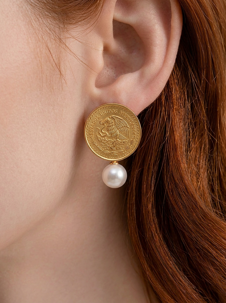 Aretes con Moneda Conmemorativa con Águila Real en baño de oro de 22kt y Perla Mabe