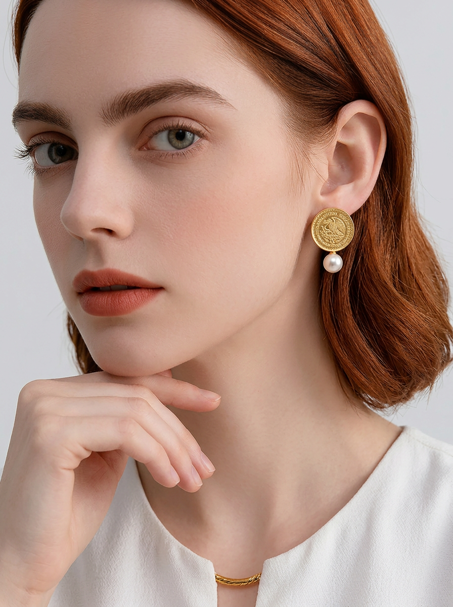 Aretes con Moneda Conmemorativa con Águila Real en baño de oro de 22kt y Perla Mabe