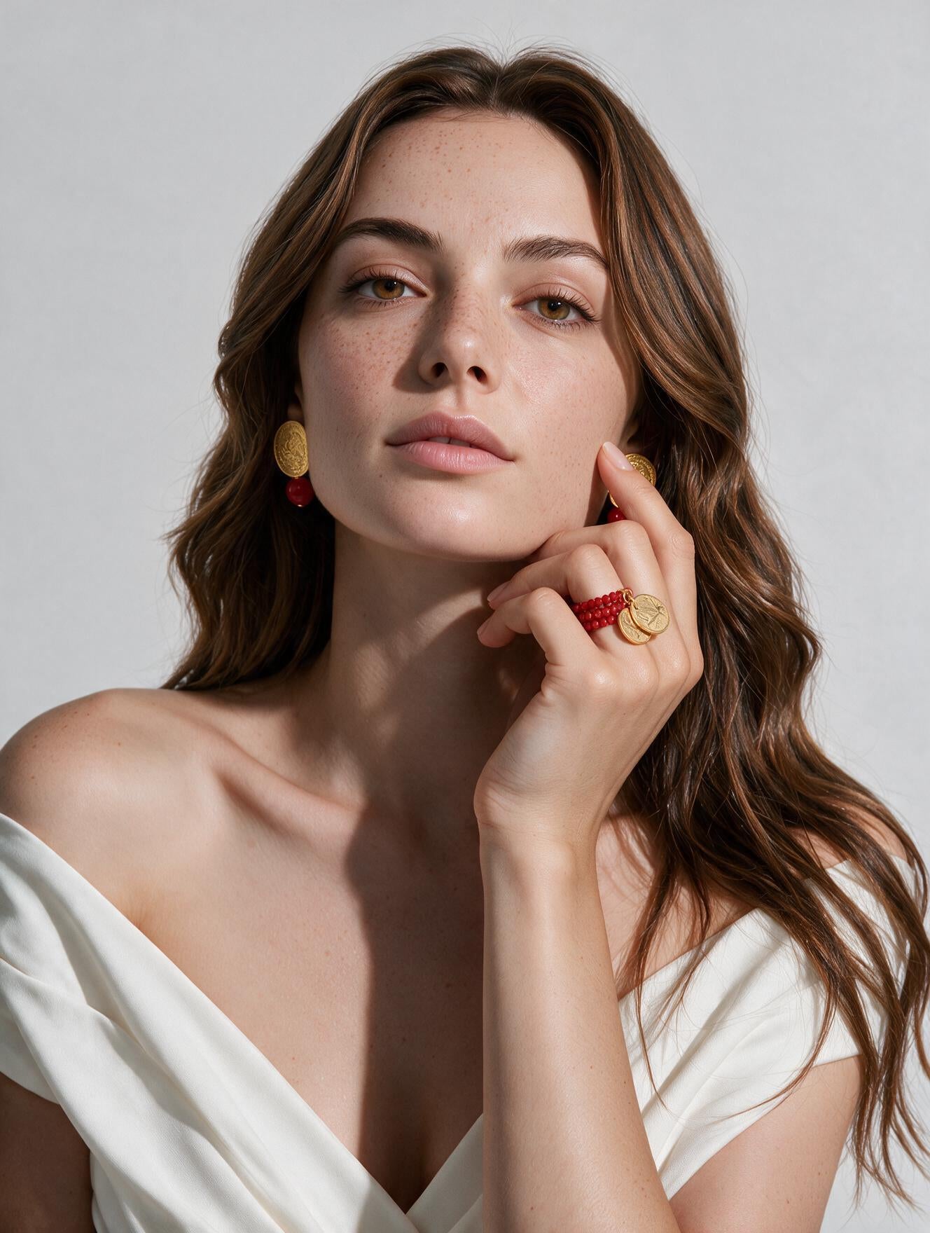 Anillo de Cristal austriaco rojo con Doble Moneda Vintage en Baño de Oro de 22kt