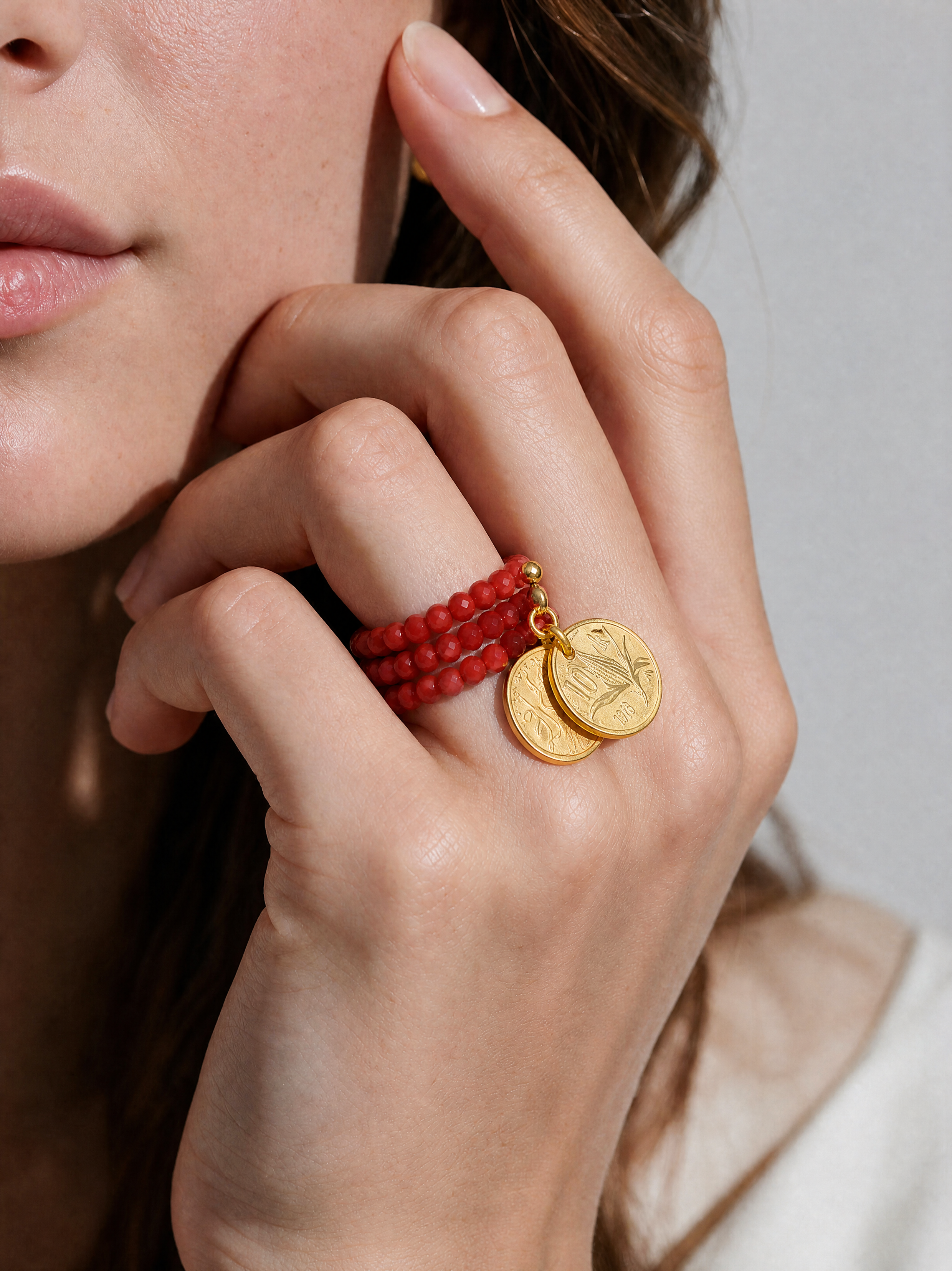 Anillo de Cristal austriaco rojo con Doble Moneda Vintage en Baño de Oro de 22kt