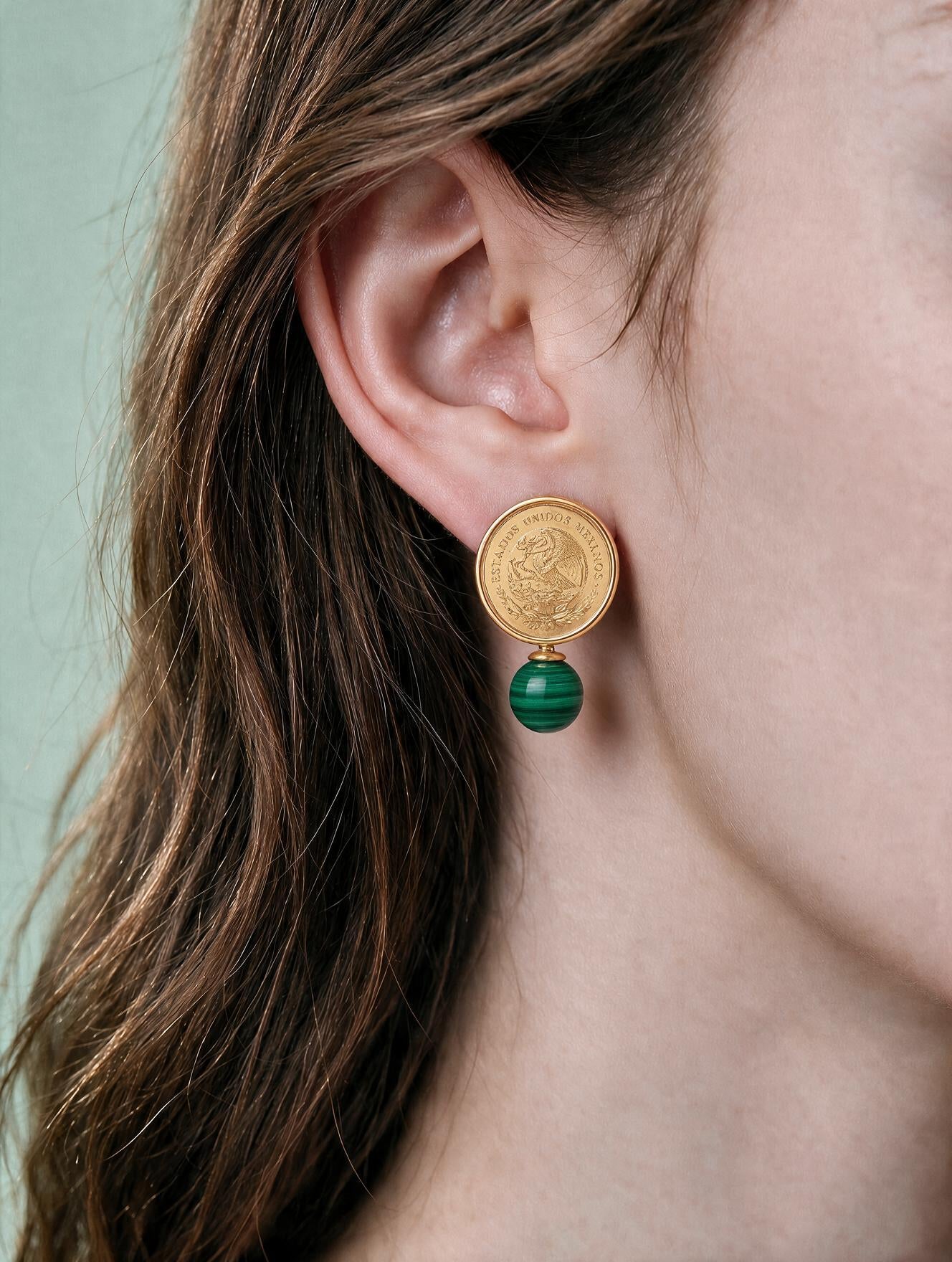Aretes con Moneda Conmemorativa con Águila Real en baño de oro de 22kt y malaquita