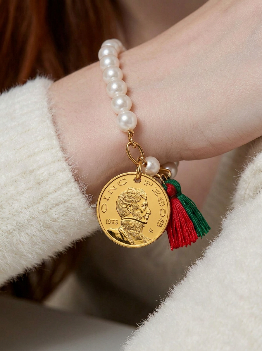 Pulsera de Perlas Mabe con Moneda de Cinco Pesos Vicente Guerrero y Hilo de Seda Tricolor en Baño de Oro