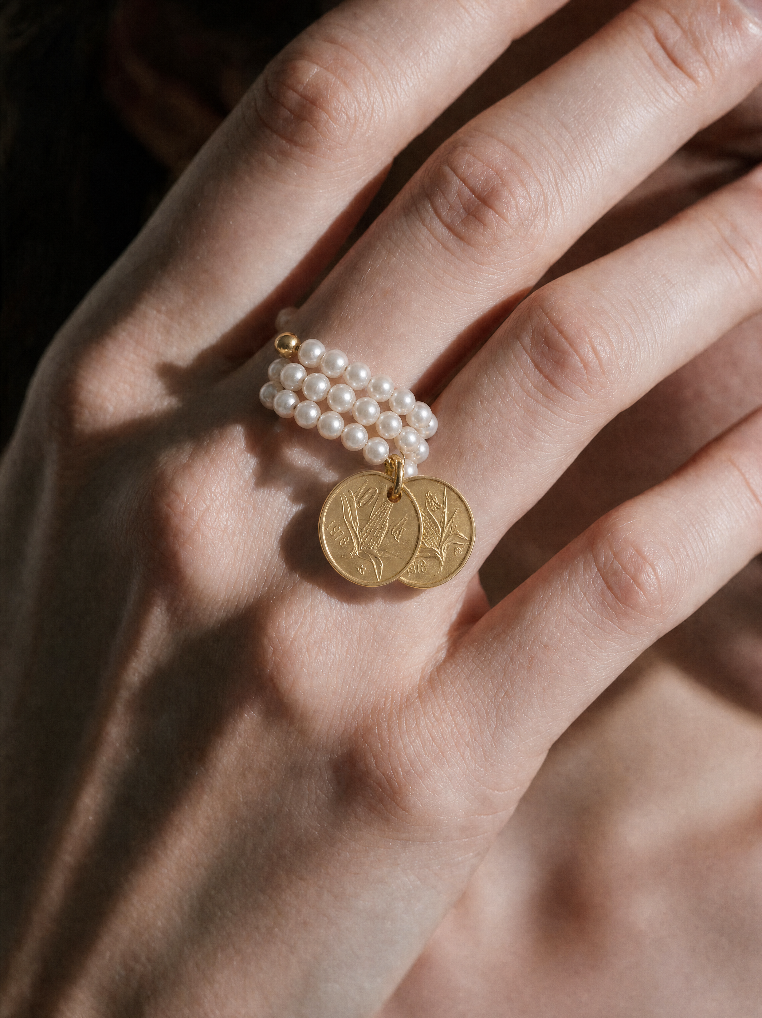 Anillo de Perlas Multihilo con Doble Moneda Vintage Maíz en Baño de Oro de 22kt