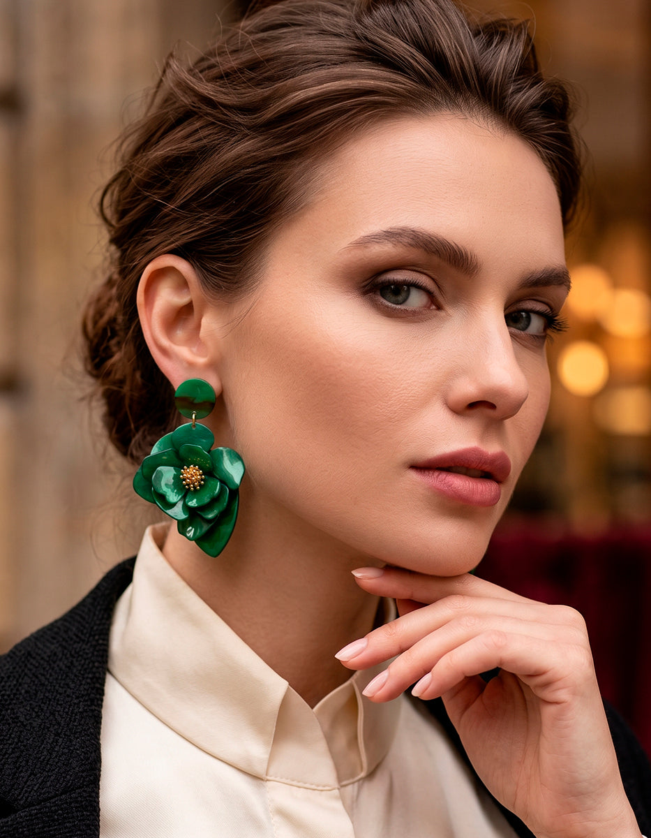 Aretes maxi florales en acrilico verde esmeralda con centro de pistilos en Gold-Filled de 22kt