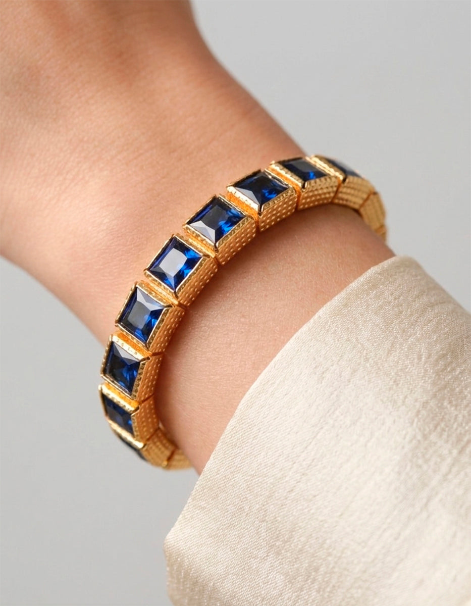 Brazalete de bronce con baño de oro 22k con zafiro azul en diseño de cuadros Flashy Moments
