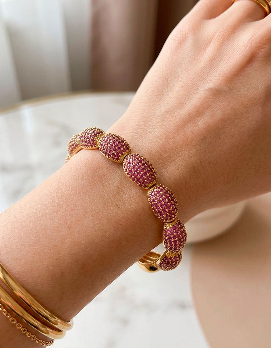 Brazalete de bronce con baño de oro 22k y topacio rosa en corte oval