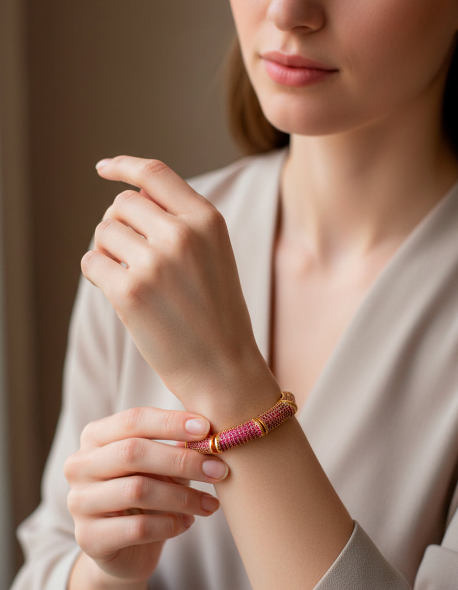 Brazalete de bronce con baño de oro 22k y espinolitas color fucsia