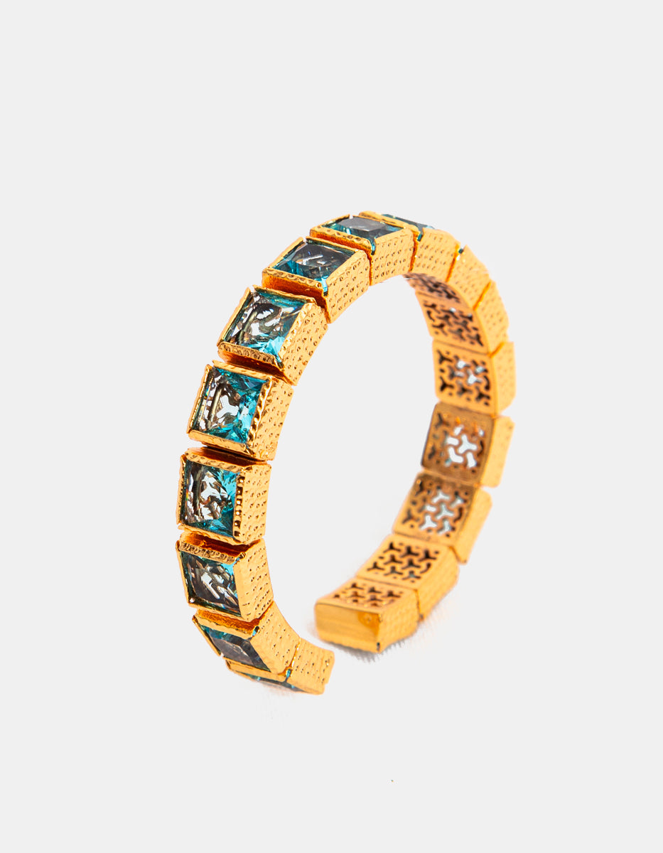 Brazalete de bronce con baño de oro 22k y topacios azules y blancos en corte princesa