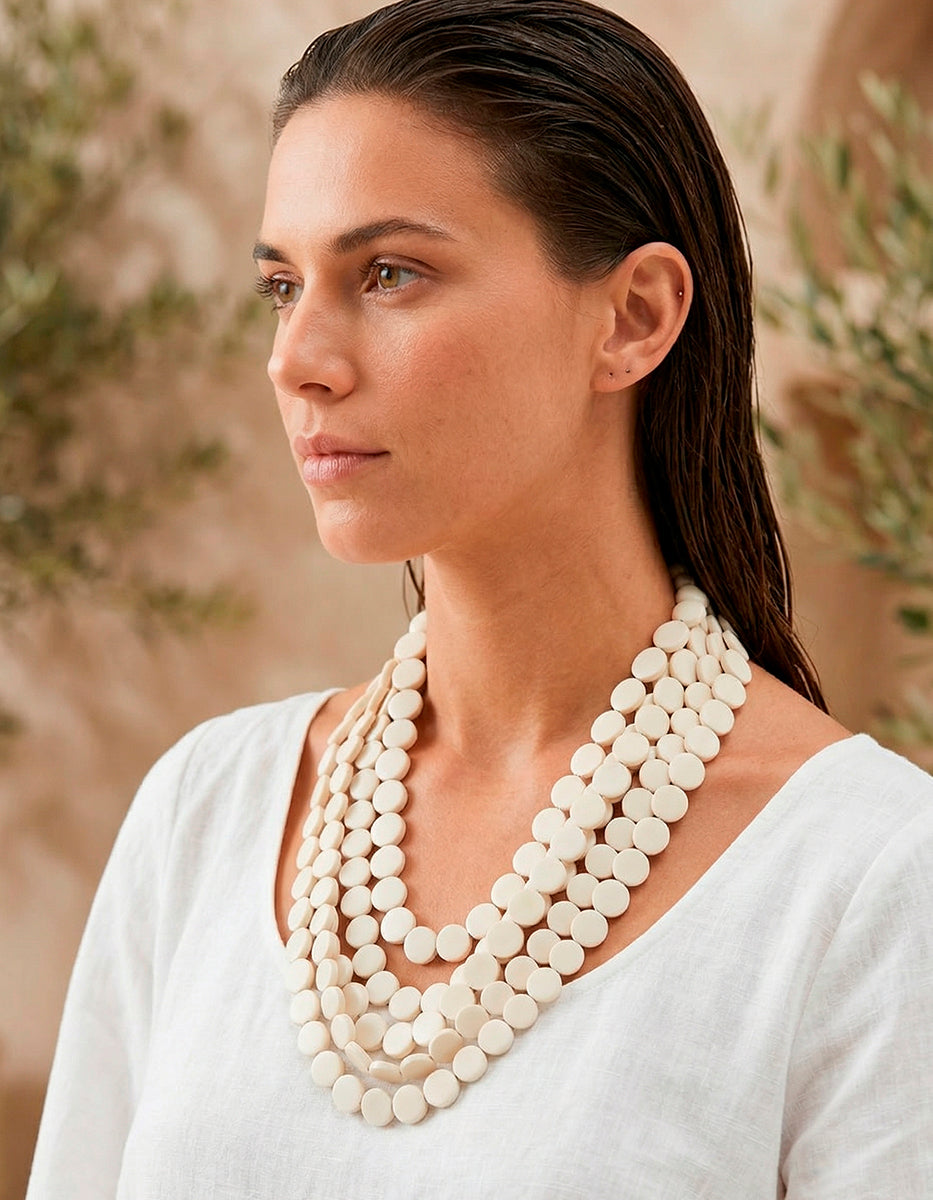 Collar de plata negra con acentos de madera Mandragora