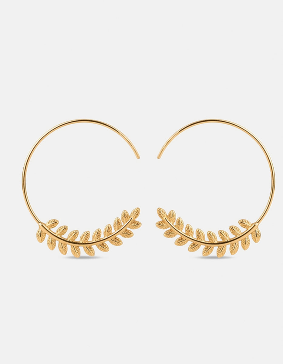 Aretes de oro laminado 22k media arracada con diseño de hoja de laurel Golden Chic