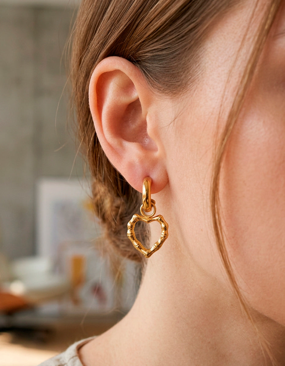 Aretes de oro laminado de 22k con corazón colgante