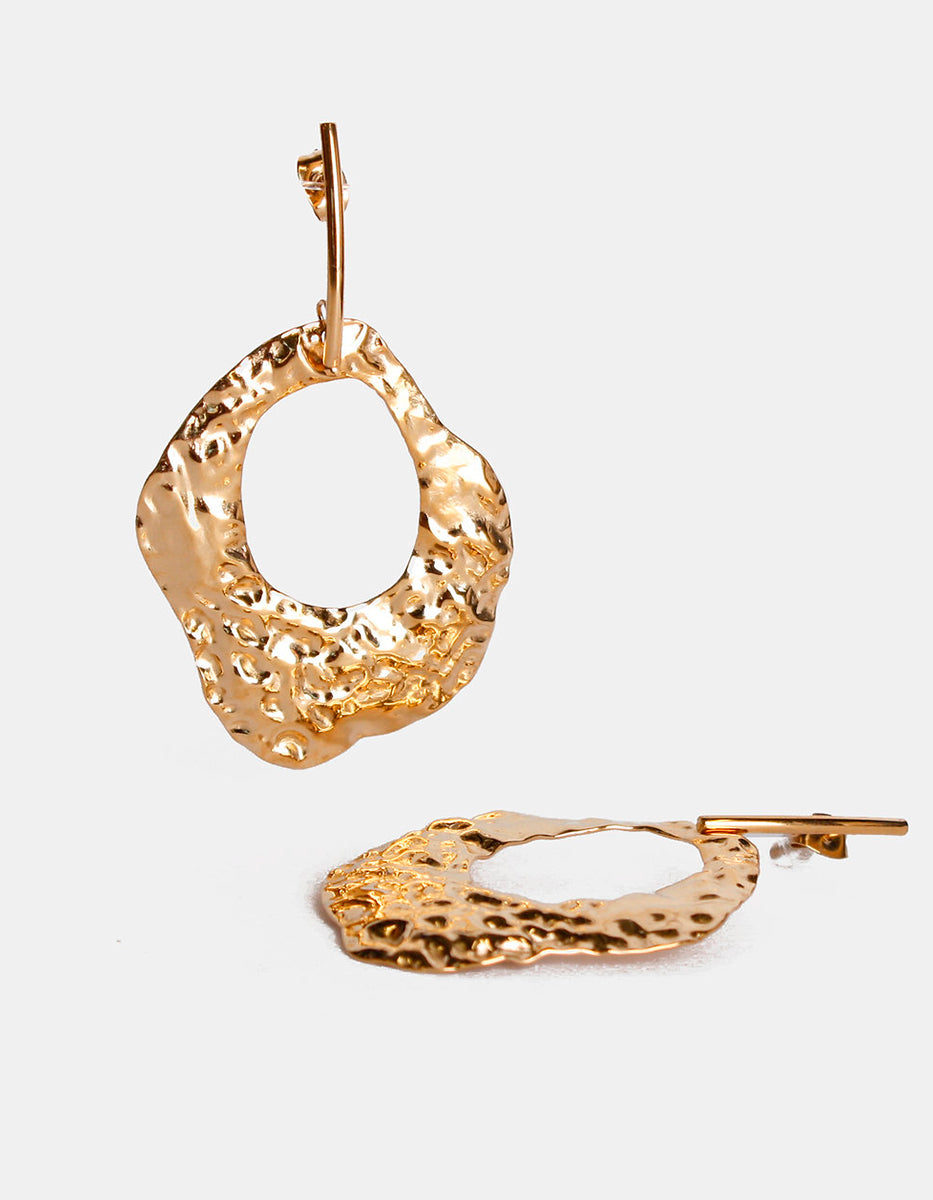 Aretes en Oro Laminado 22 kt con Hojarasca Martillada Deforme y Arillo Largo Golden Chic