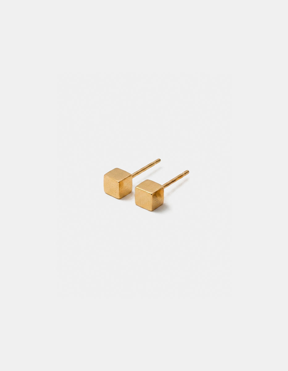 Aretes de oro laminado 22k en forma de cubo de 4 mm Festive Style