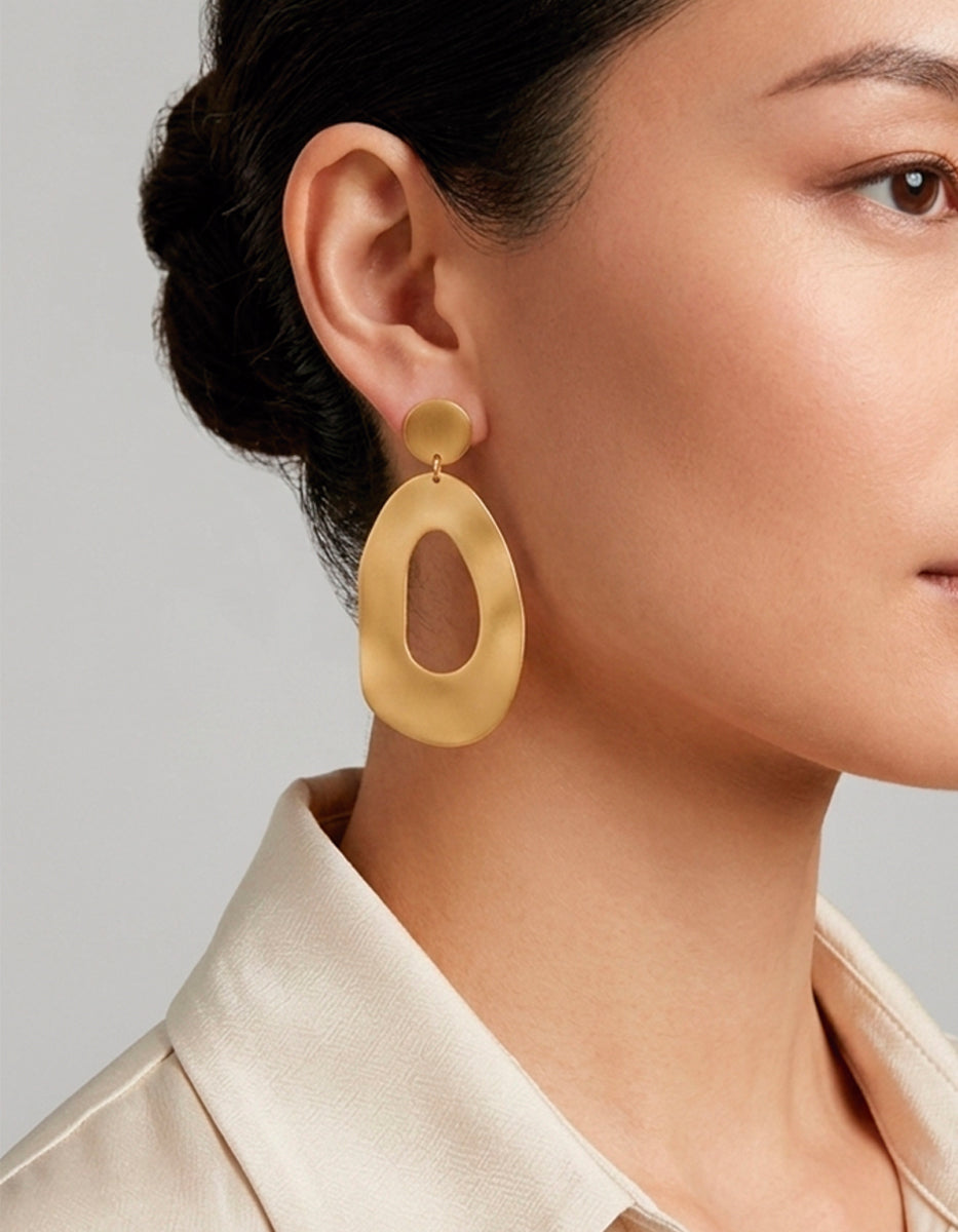 Aretes de oro laminado 22k broquel liso con gota perforada Golden Chic
