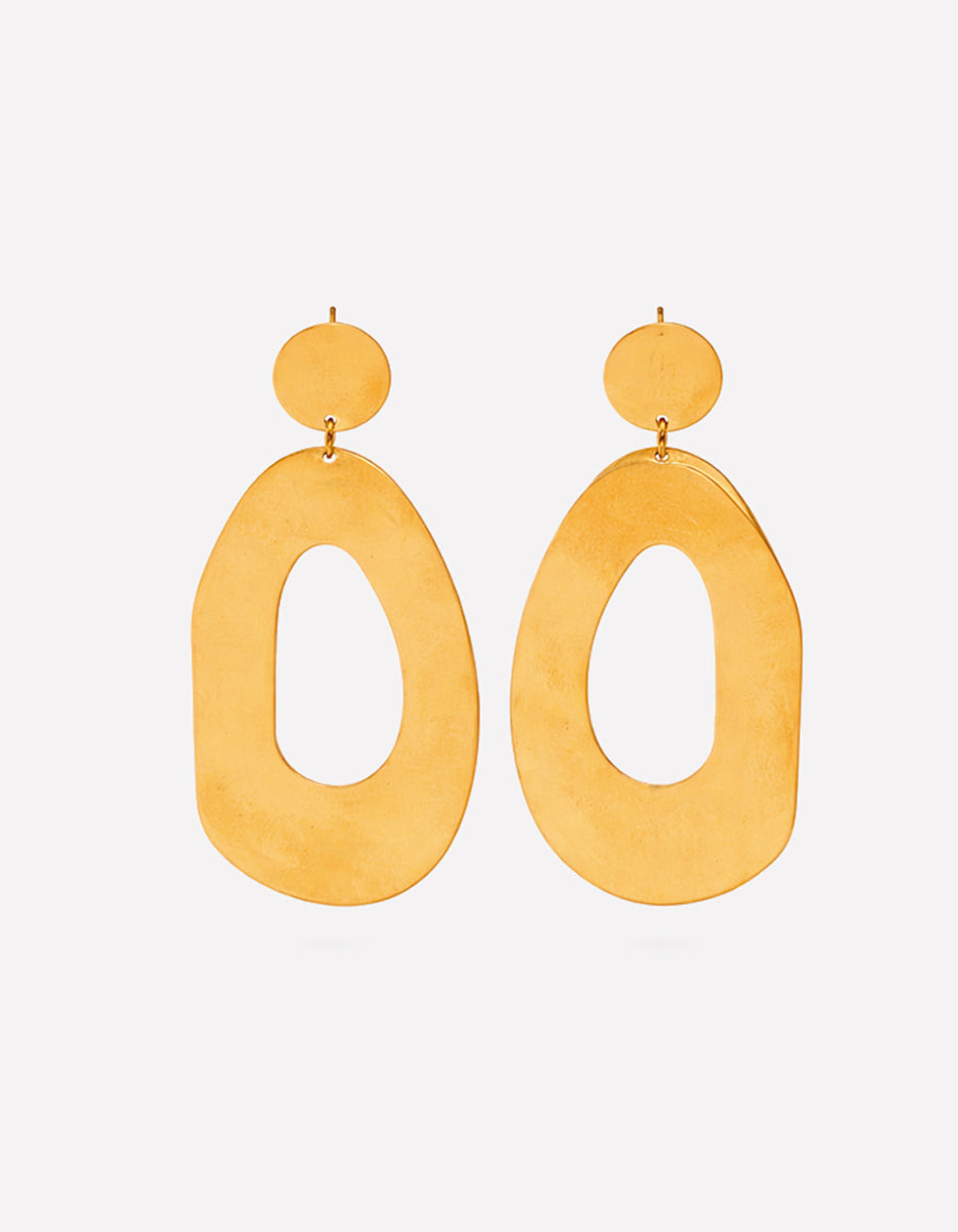 Aretes de oro laminado 22k broquel liso con gota perforada Golden Chic