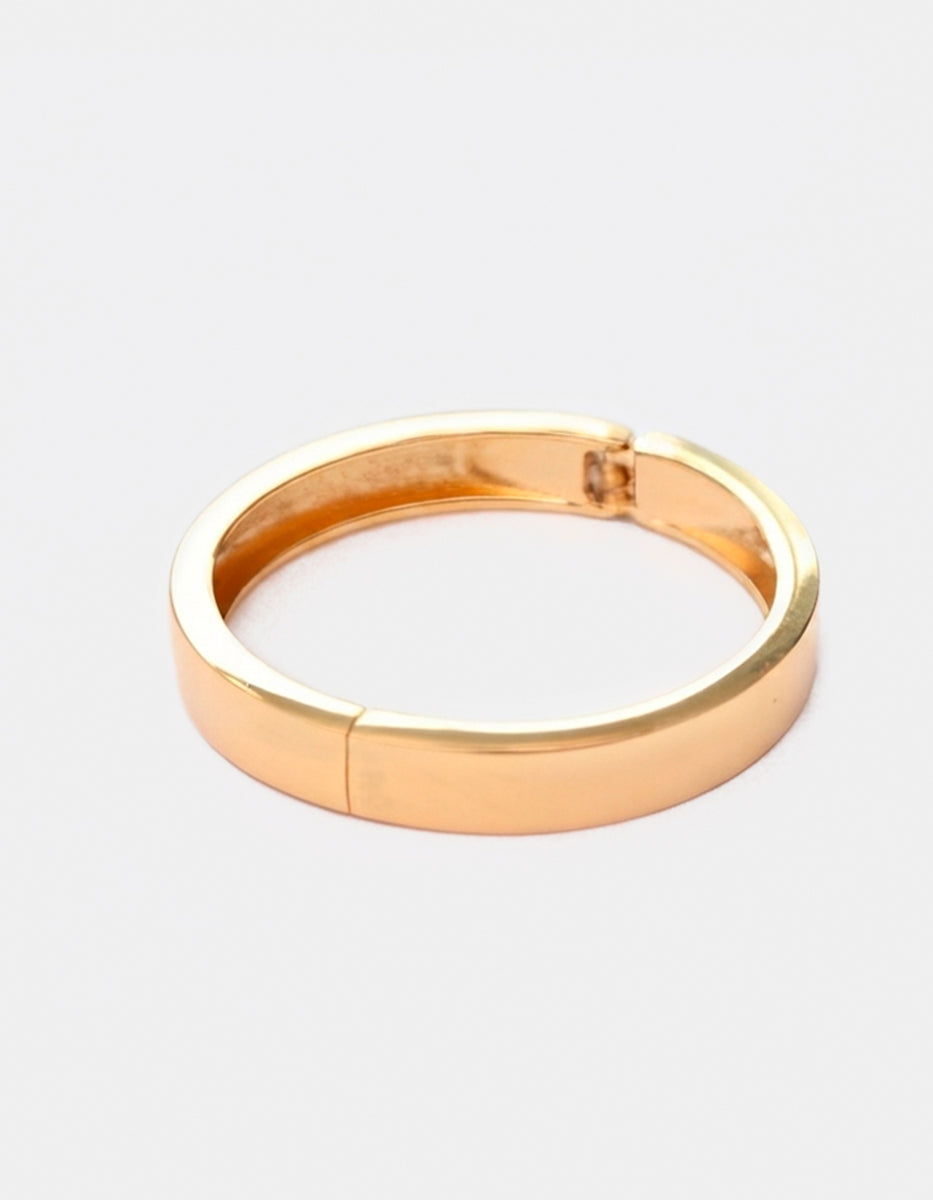 Brazalete rígido plano en baño de oro 22 kt con bisagra lateral Golden Chic