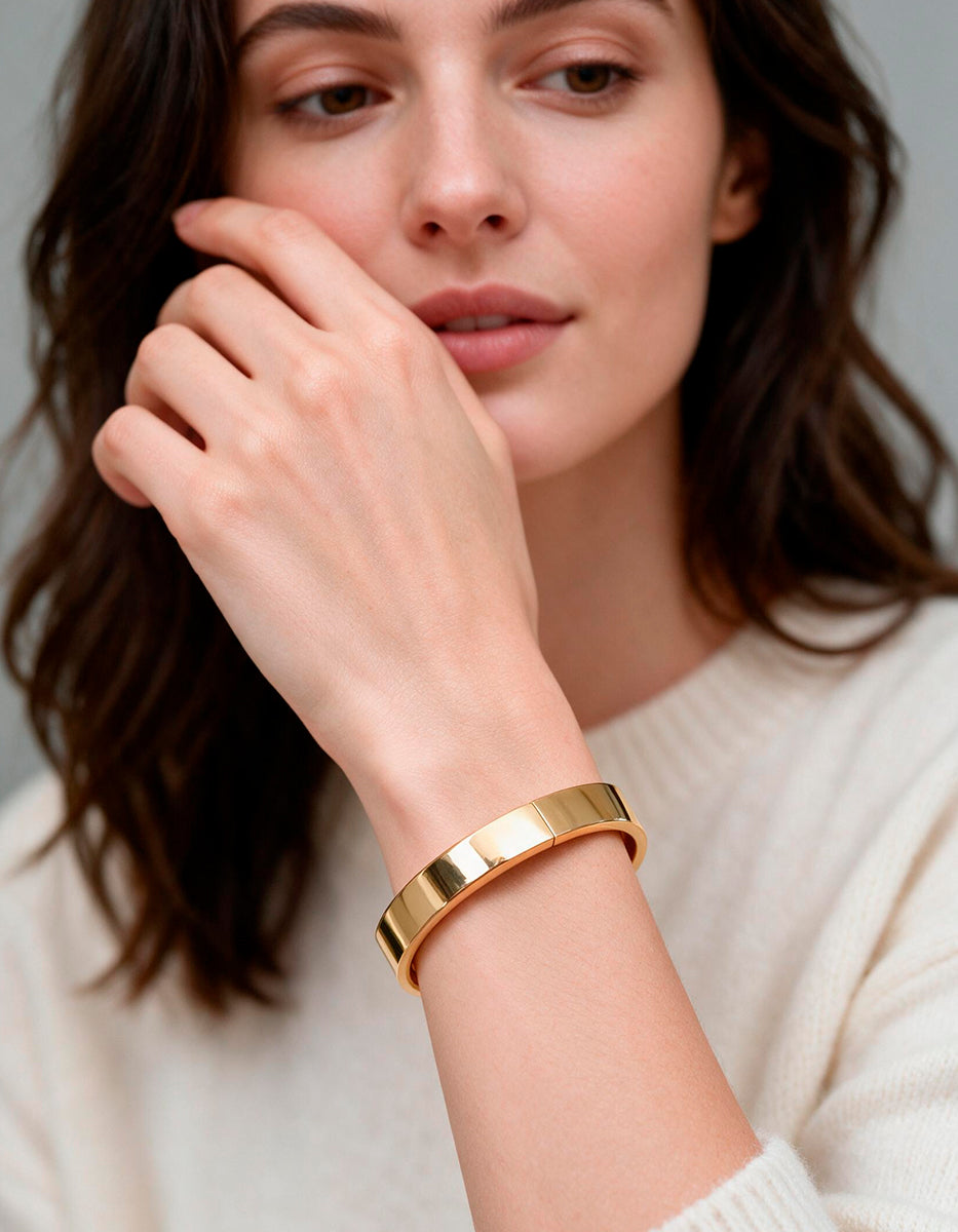 Brazalete rígido plano en baño de oro 22 kt con bisagra lateral Golden Chic