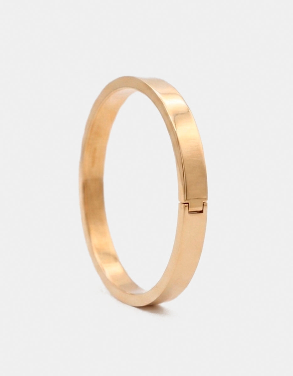 Brazalete rígido plano en baño de oro 22 kt con bisagra lateral Golden Chic