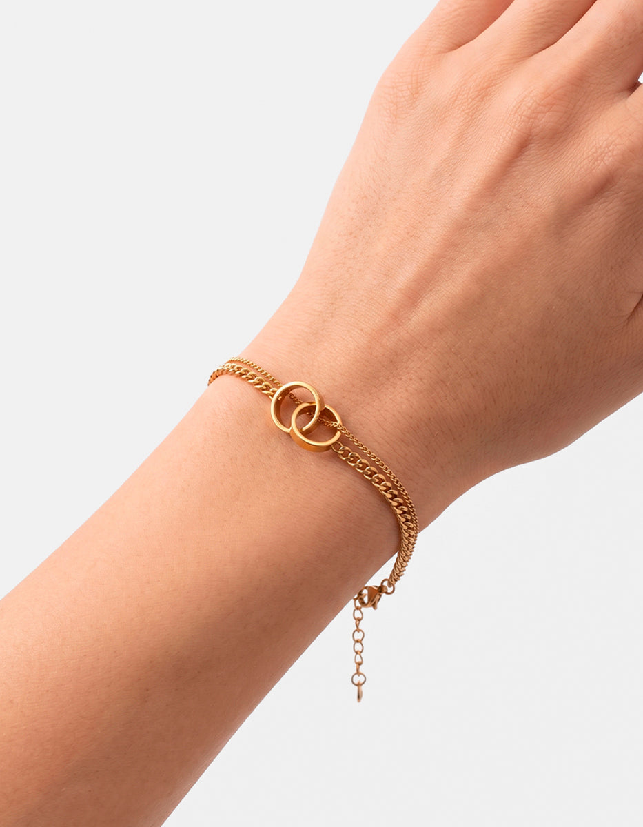 Pulsera de oro laminado 22kt con doble cadena y aros entrelazados Golden Chic
