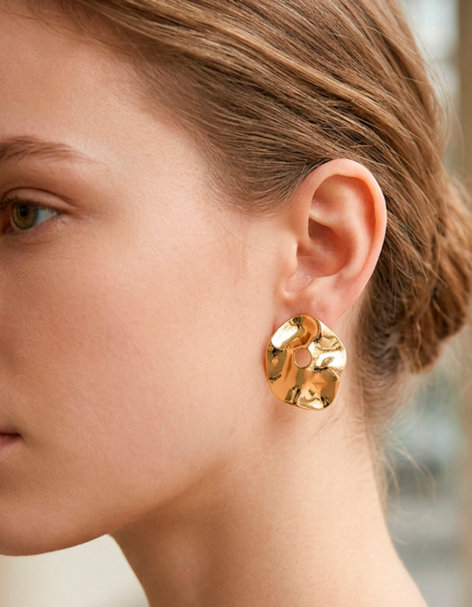 Aretes de oro laminado 22k con Forma asimétrica ondulada Golden Chic