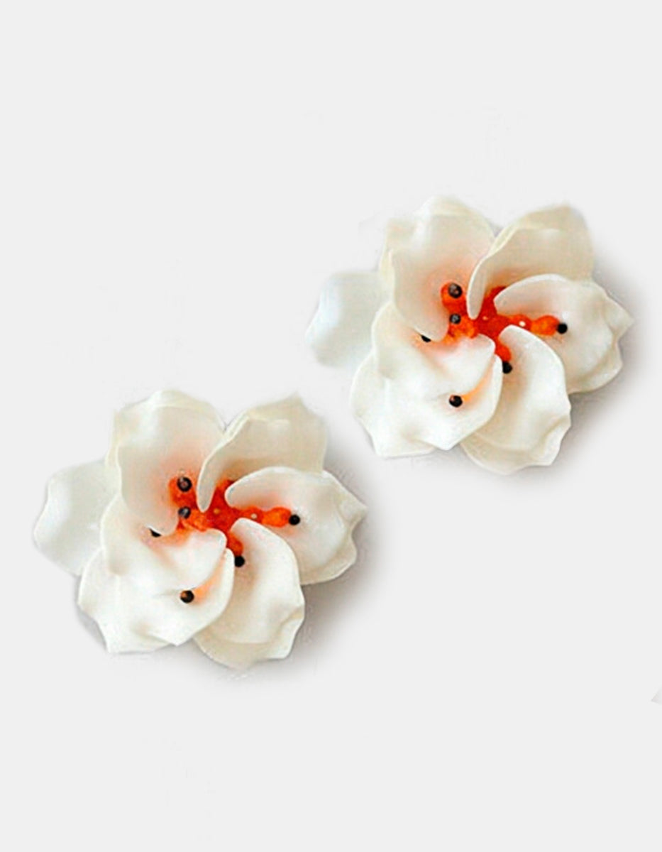 Aretes de oro laminado 22kt en forma de flor con gemas tono naranja y negro Mandragora
