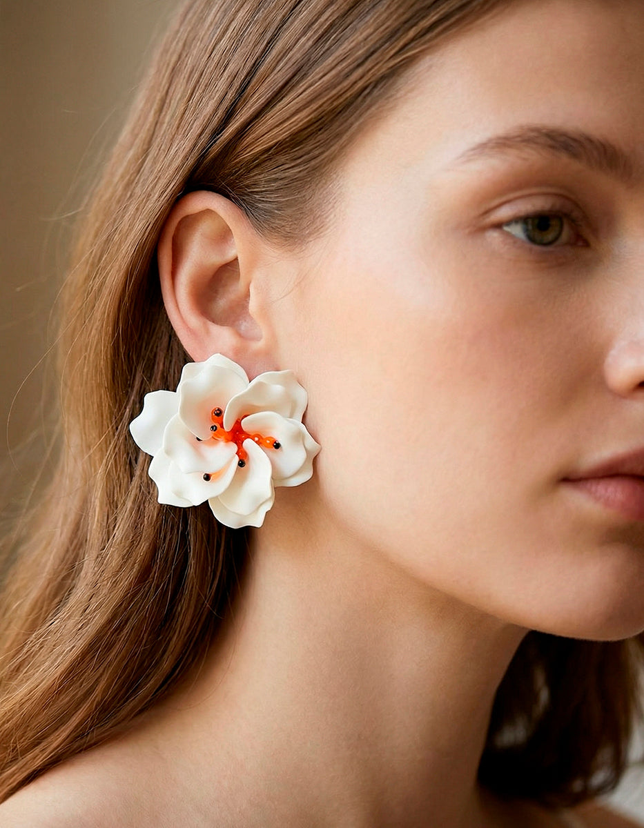 Aretes de oro laminado 22kt en forma de flor con gemas tono naranja y negro Mandragora