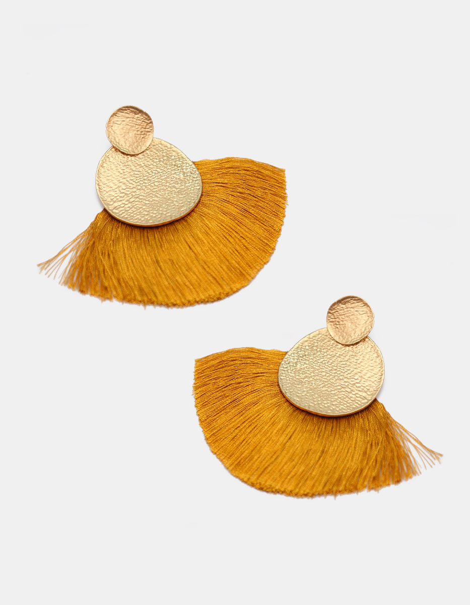 Aretes de gold-filled con abanico y borla mostaza Ultramar