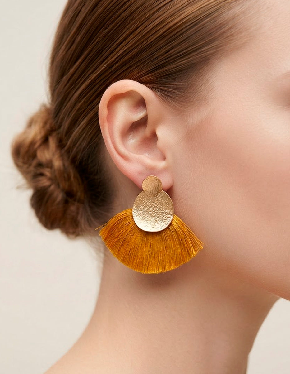 Aretes de gold-filled con abanico y borla mostaza Ultramar