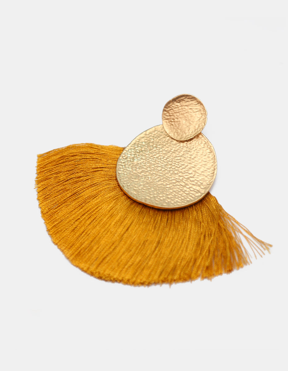 Aretes de gold-filled con abanico y borla mostaza Ultramar