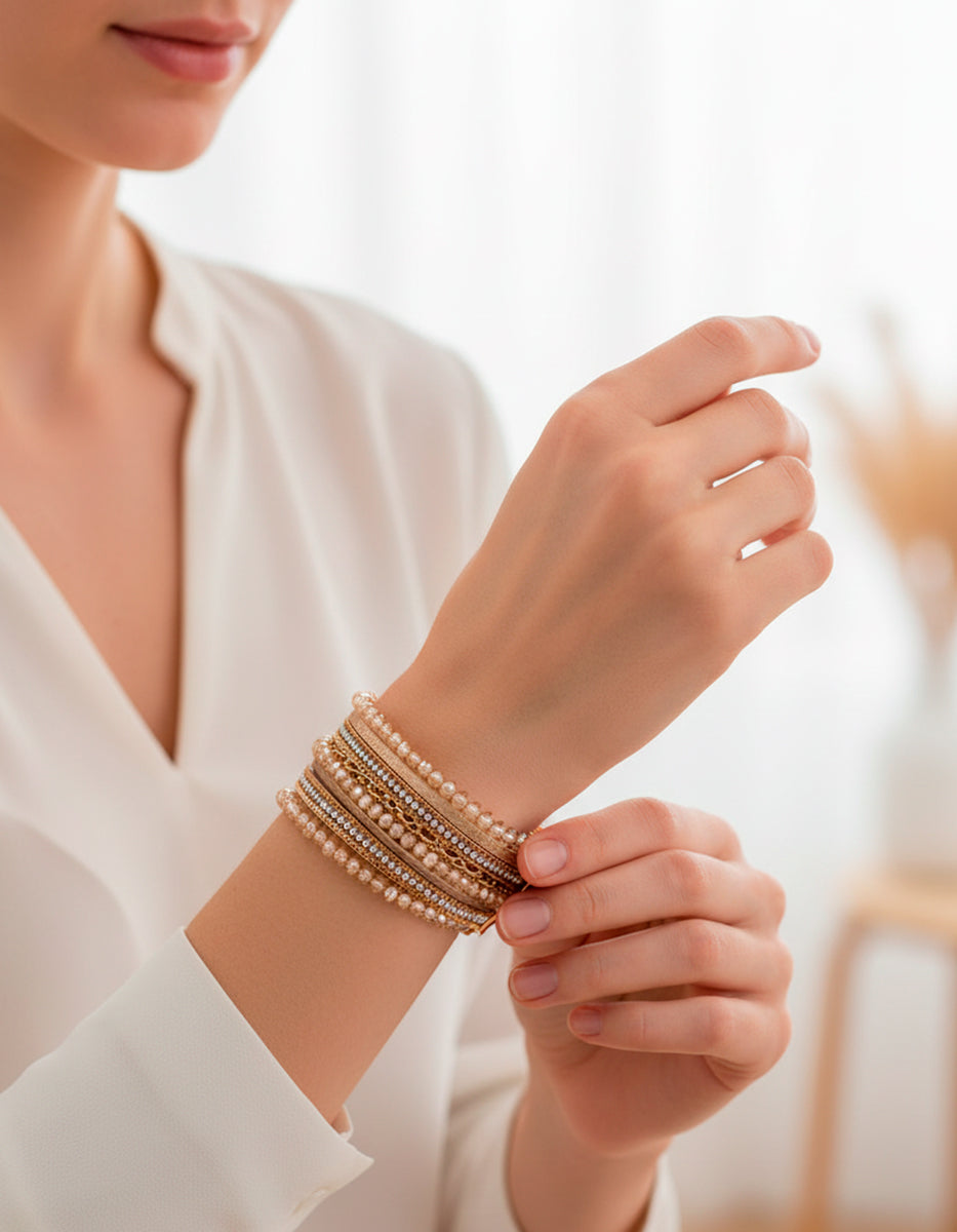 Pulsera de oro laminado 22k de seis hilos con cristal austriaco tono café y detalles geométricos