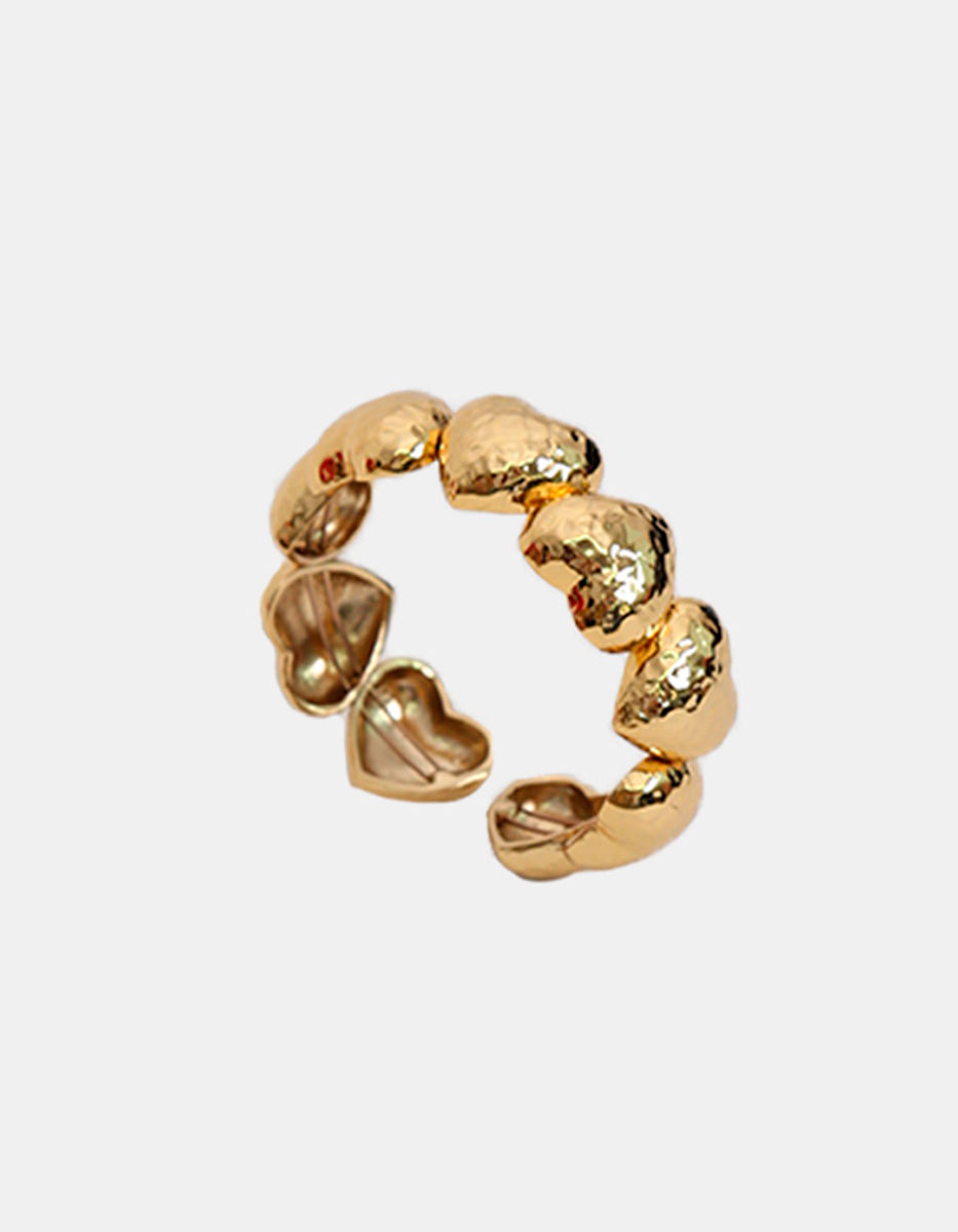 Brazalete de oro laminado 22k con nueve corazones martillados de 67 mm de diámetro