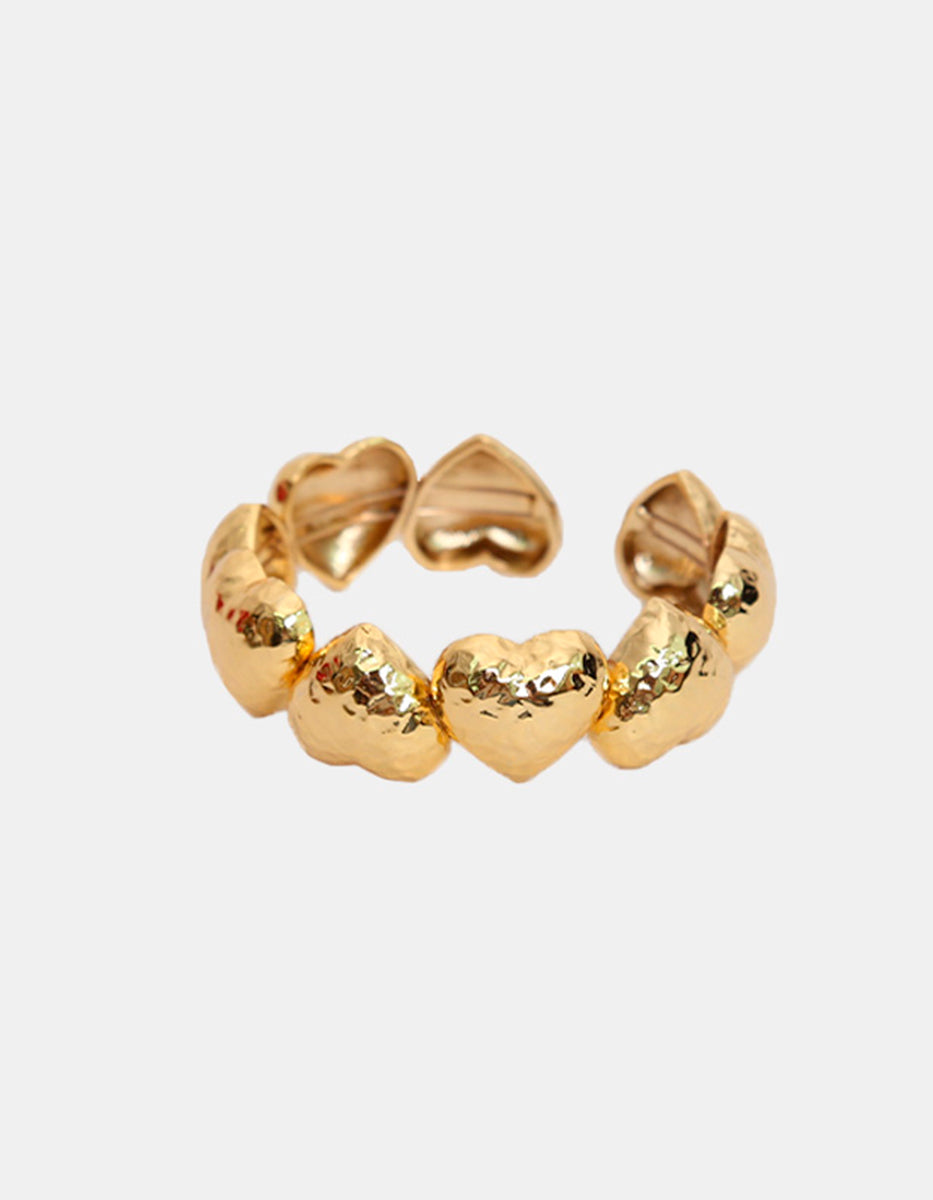 Brazalete de oro laminado 22k con nueve corazones martillados de 67 mm de diámetro