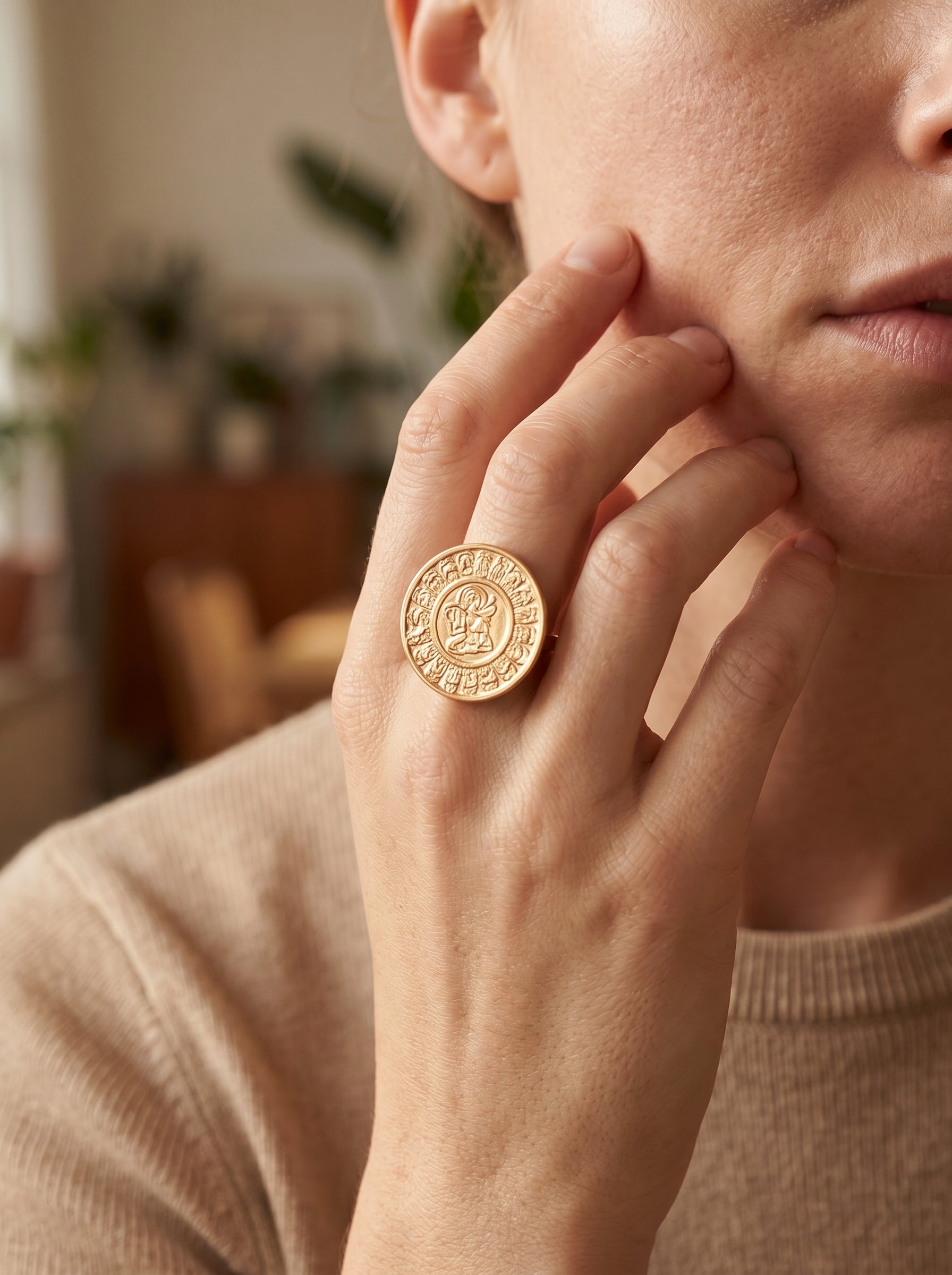 Anillo ajustable de bronce con baño de oro 22k y dije con grabado maya