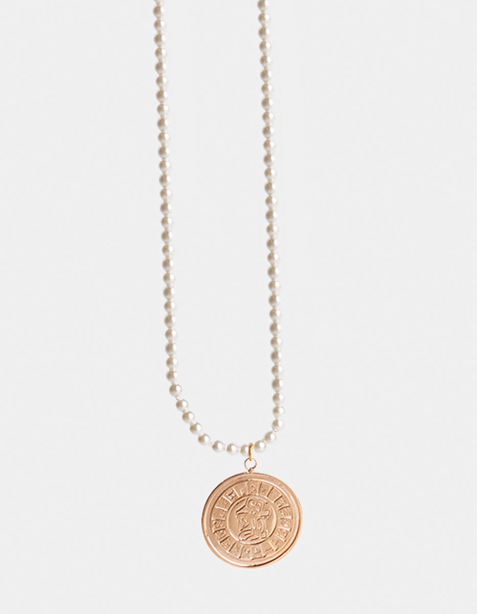 Collar de perla mabe con dije de bronce en baño de oro 22k con grabado maya