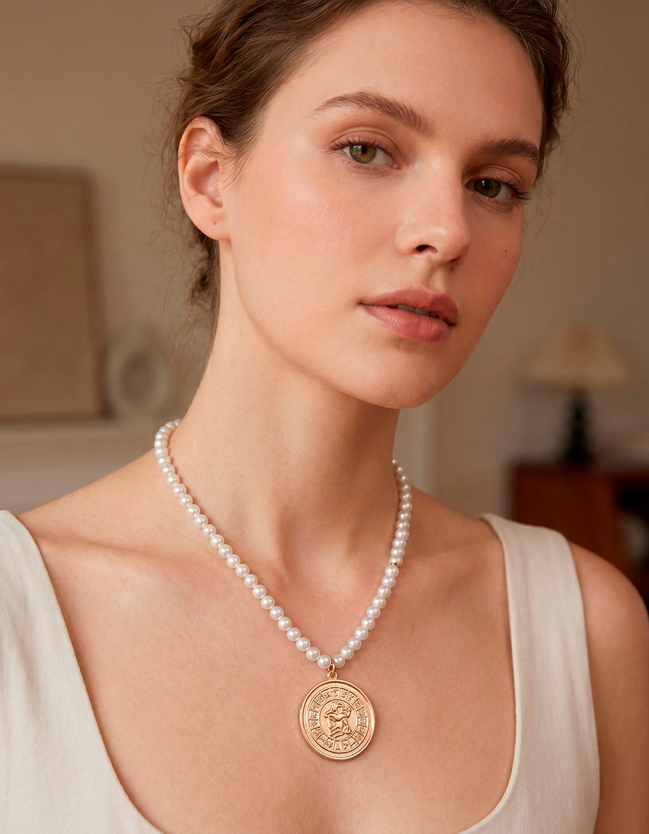 Collar de perla mabe con dije de bronce en baño de oro 22k con grabado maya