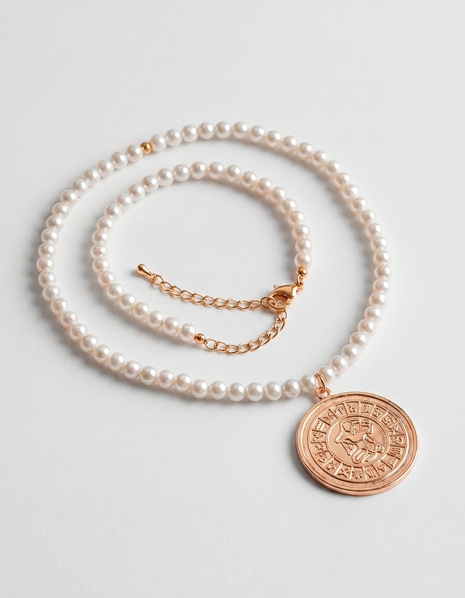 Collar de perla mabe con dije de bronce en baño de oro 22k con grabado maya