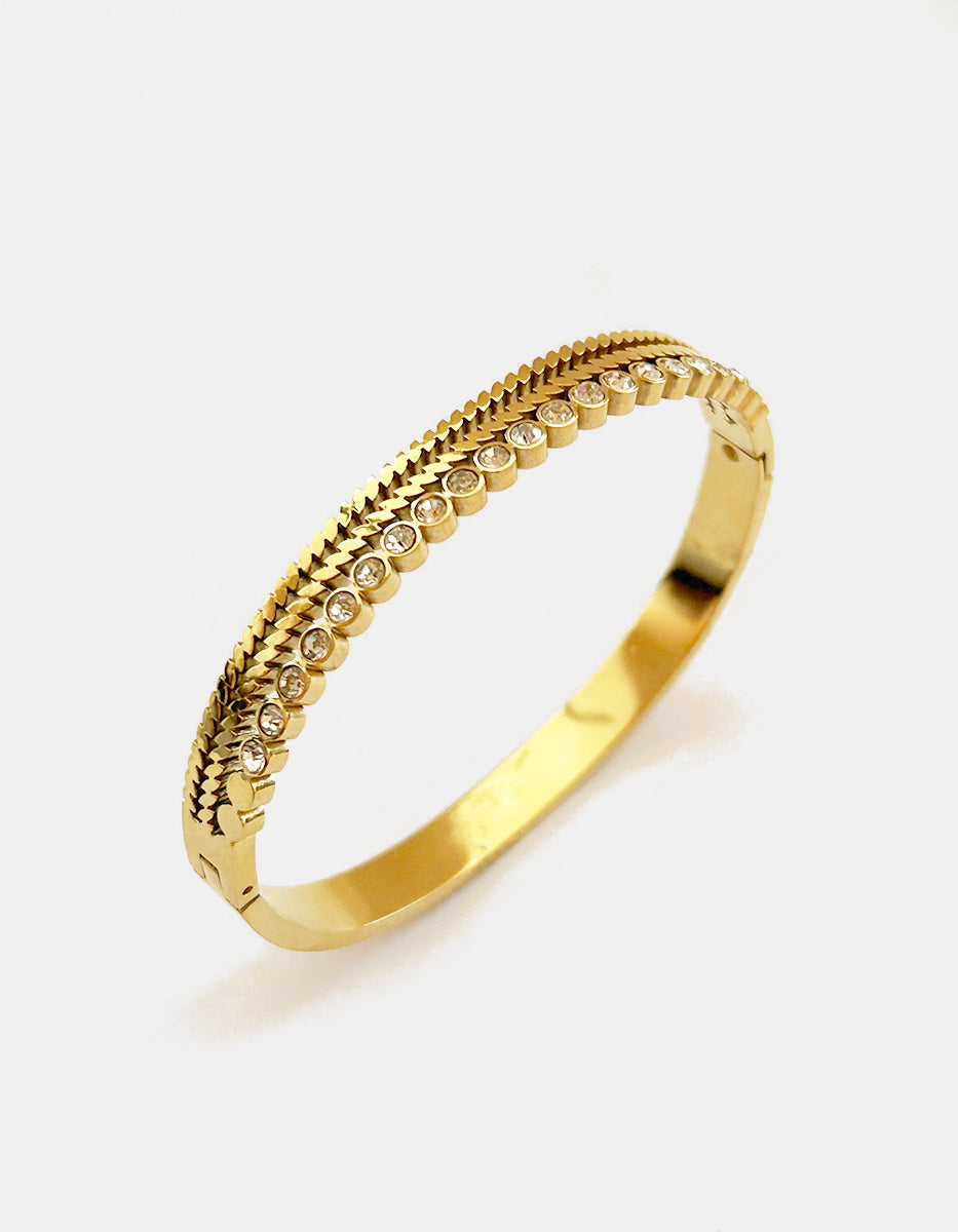 Brazalete oro laminado estriado angulado con topacios blancos Golden Chic