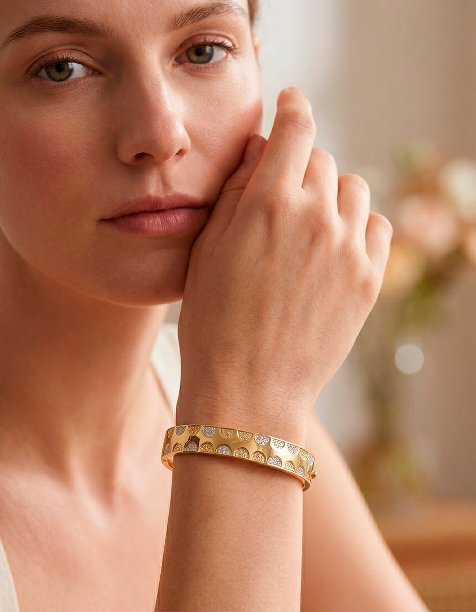 Brazalete de oro laminado 22kt con incrustaciones de topacios blancos Golden Chic