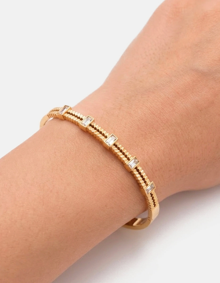 Brazalete de oro laminado estriado angulado con topacios blancos Golden Chic