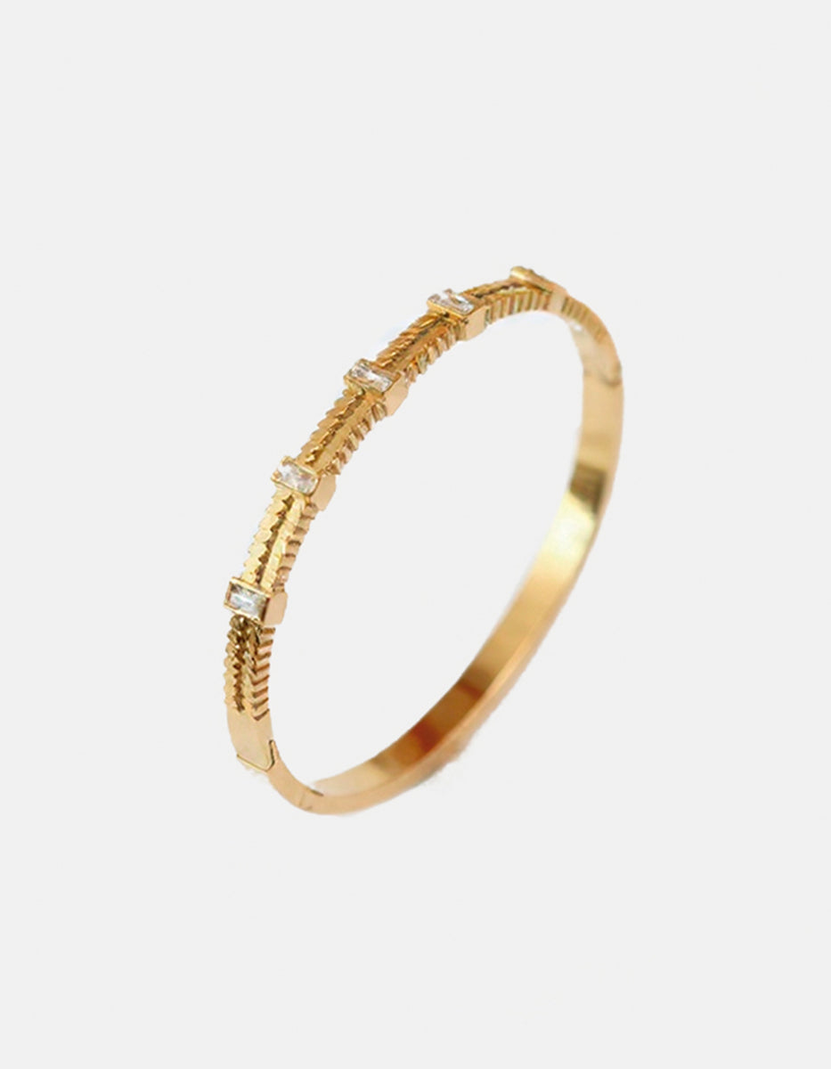 Brazalete de oro laminado estriado angulado con topacios blancos Golden Chic
