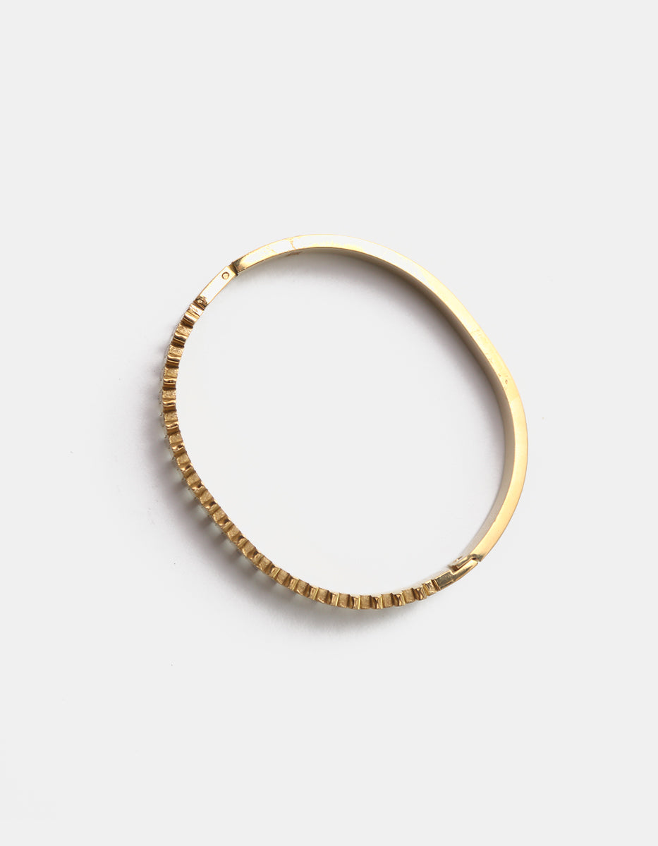 Brazalete rígido de bronce en baño de oro 22 kt con diseño texturizado en patrón de espiga